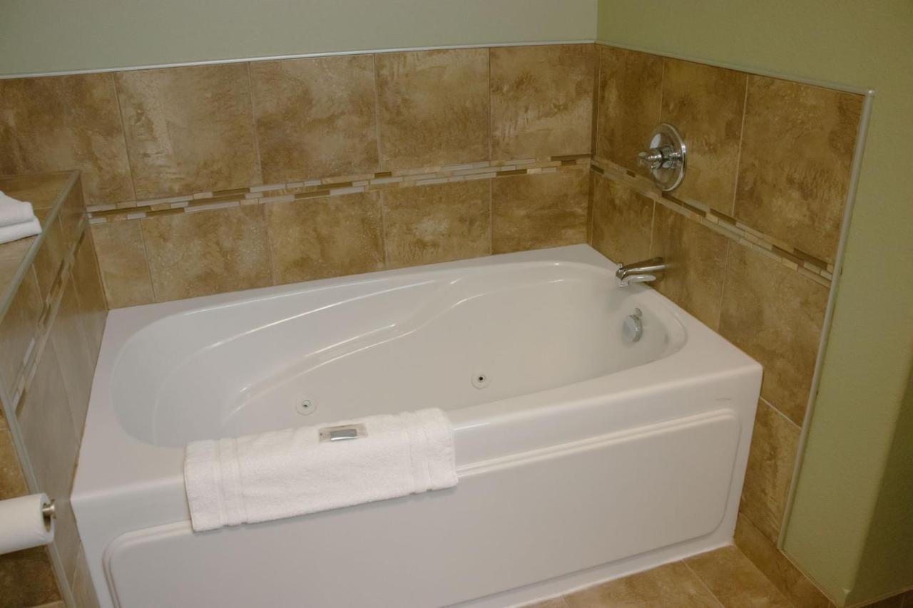 Grand Forks Lodge And Suites Extérieur photo