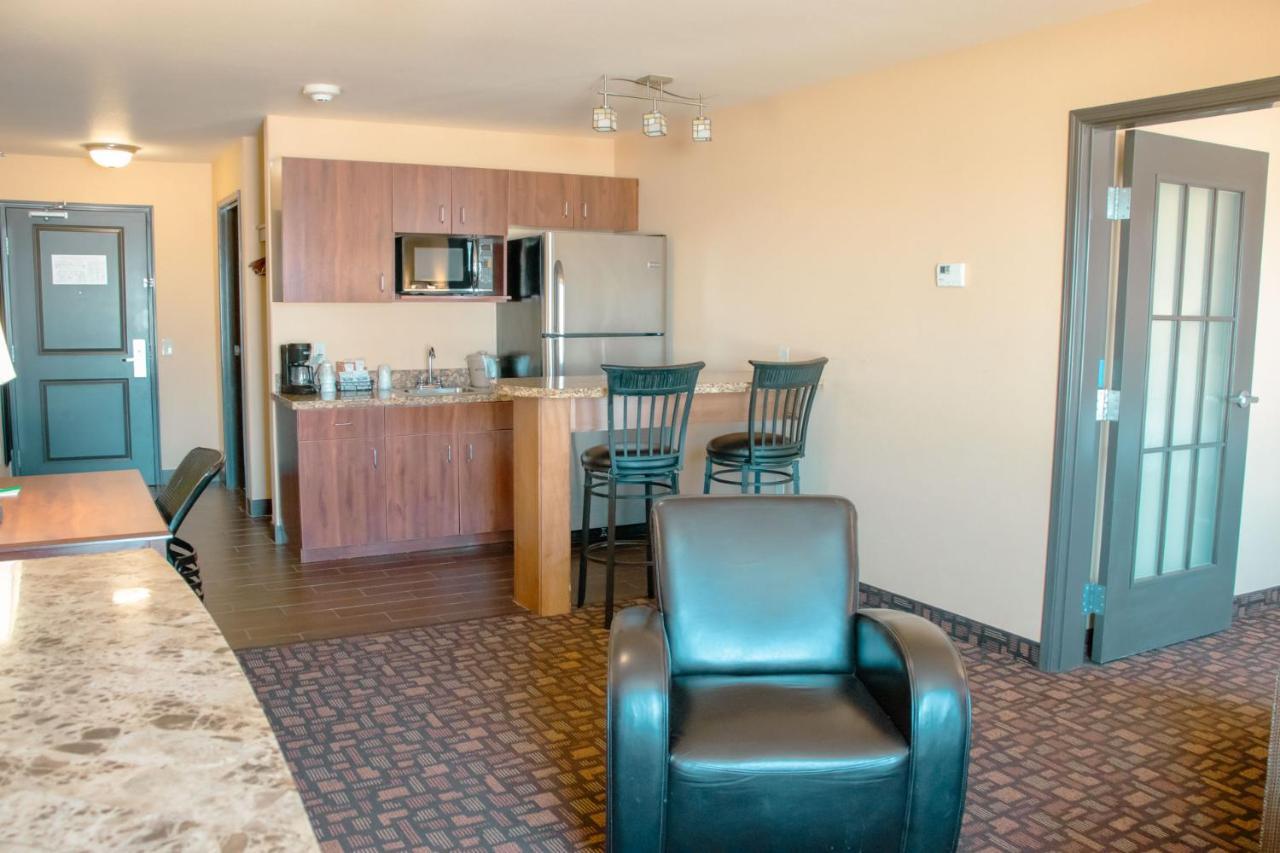 Grand Forks Lodge And Suites Extérieur photo
