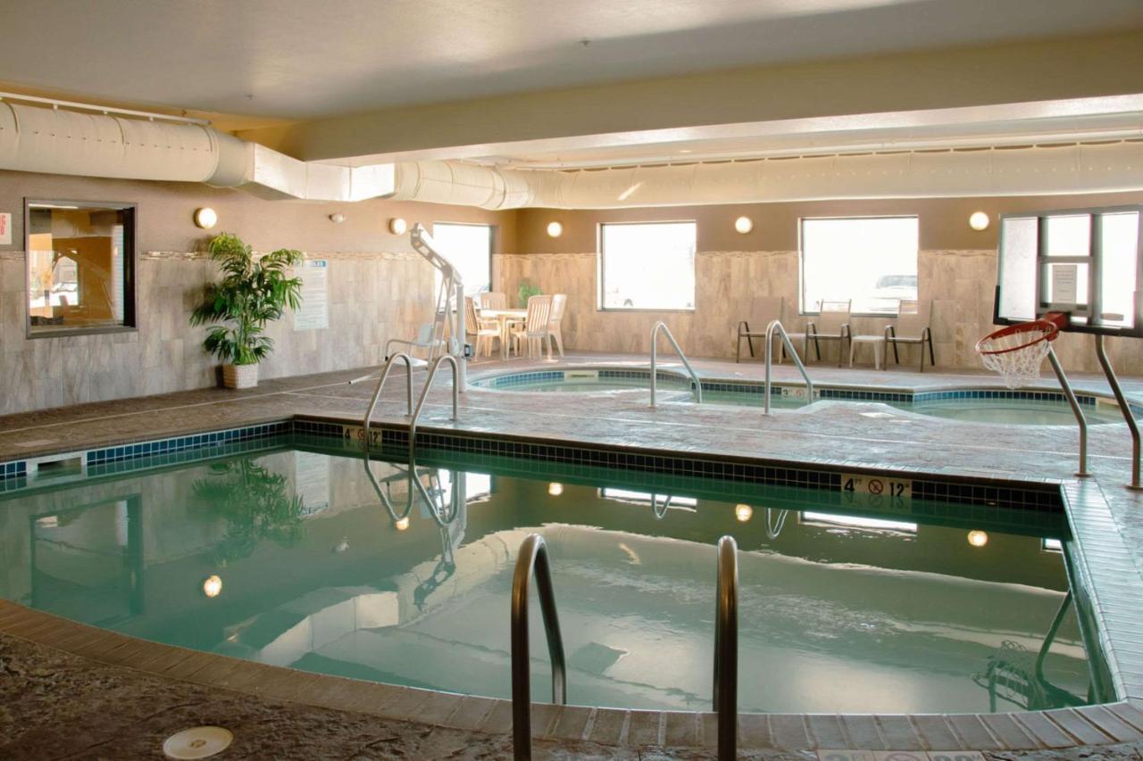 Grand Forks Lodge And Suites Extérieur photo