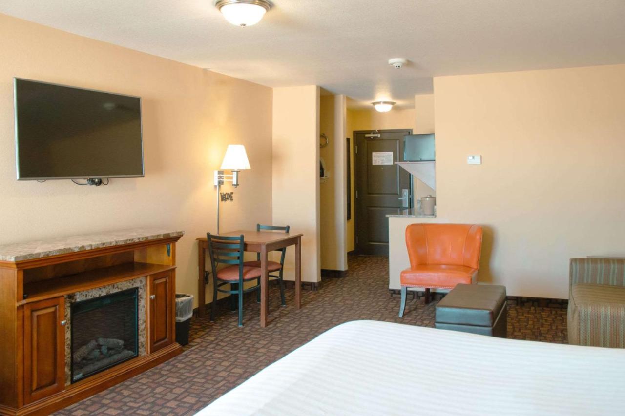 Grand Forks Lodge And Suites Extérieur photo
