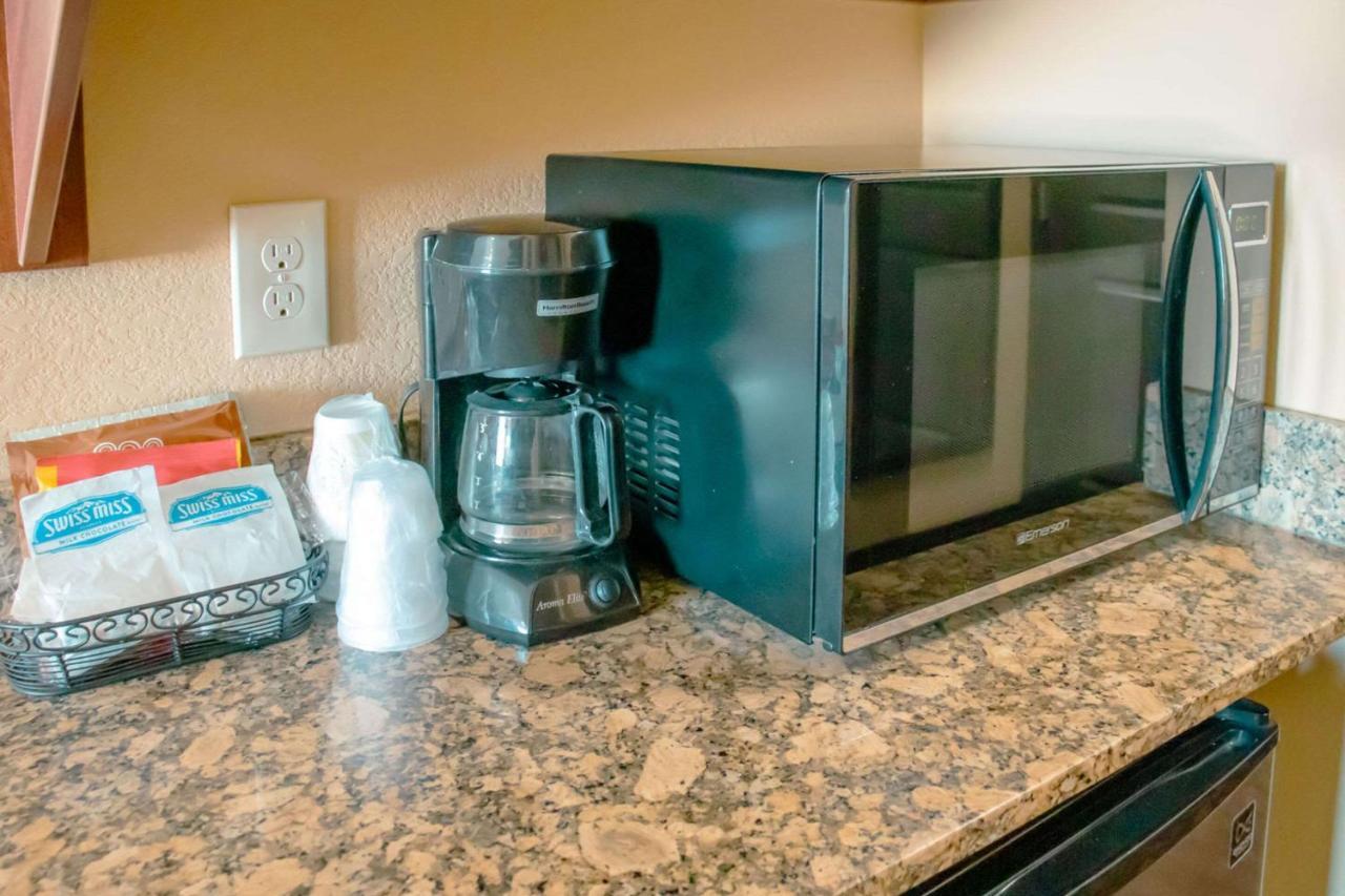 Grand Forks Lodge And Suites Extérieur photo