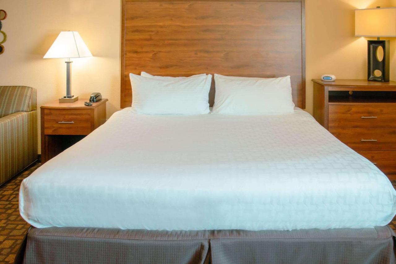 Grand Forks Lodge And Suites Extérieur photo
