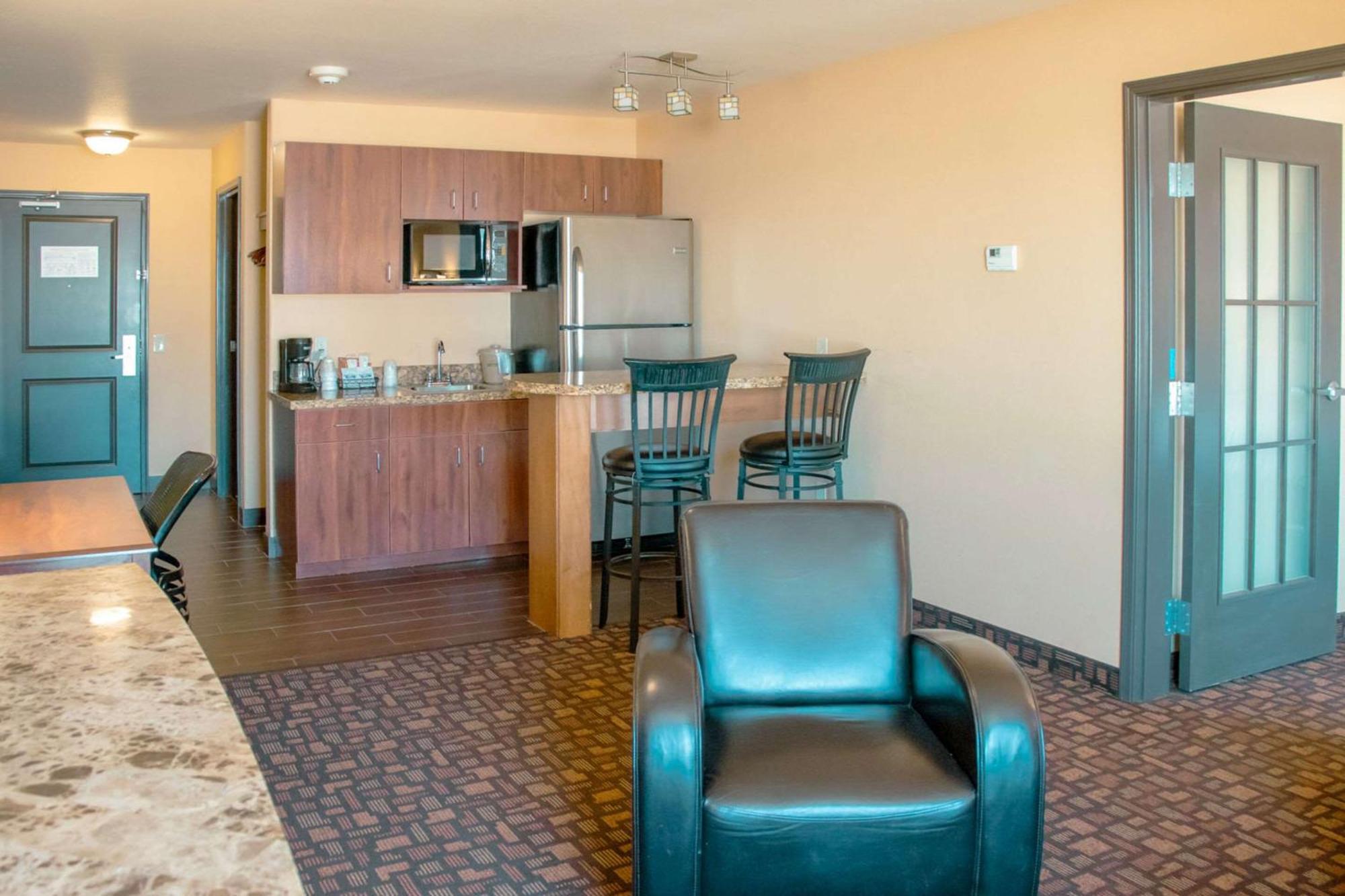 Grand Forks Lodge And Suites Extérieur photo